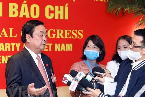 Делегат Ле Минь Хоан встречается с журналистами в кулуарах XIII всевьетнамского съезда КПВ. (Фото: Дык Зюи / Vietnam +)