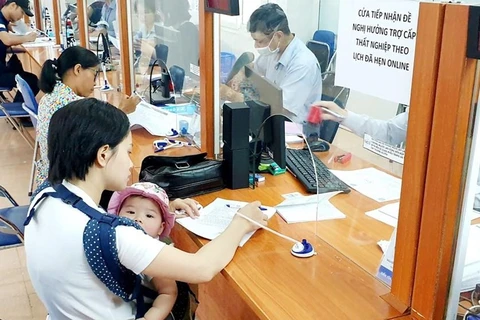 Выплаты пособий по безработице осуществляются параллельно с предупреждением безработицы и помогают работникам вернуться на рынок труда. (фото: Vietnam +)