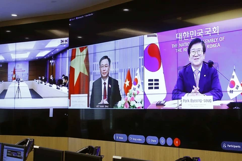 Председатель Национального собрания Вьетнама Выонг Динь Хюэ провел онлайн-встречу с председателем Национального собрания Республики Корея Пак Бён Сеугом. (Фото: ВИА)