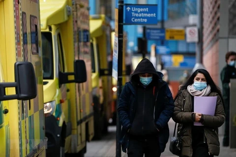 Люди носят маски для предотвращения заражения COVID-19 в Лондоне, Англия, 26 января. (Фото: Синьхоа / ВИА)