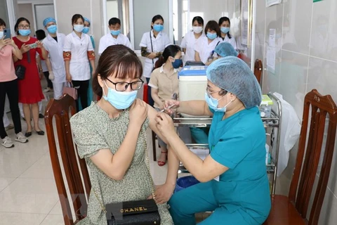 Развертывание вакцинации для медицинского персонала, должностных лиц и сотрудников, участвующих в борьбе с эпидемией, в зоне концентрированной изоляции в Ниньбинь 27 апреля. (Фото: Дык Фыонг / ВИА)