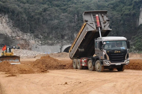 Подрядчик осуществляет строительство участка скоростной автомагистрали Север-Юг. (Фото: Виет Хунг / Vietnam+)