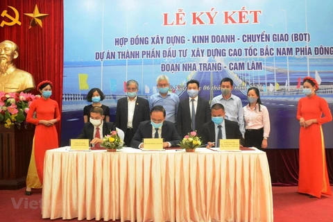Министерство транспорта и компания Son Hai Group подписали инвестиционное соглашение по скоростной автомагистрали Нячанг-Камлам в форме ГЧП. (Фото: Виет Хунг / Vietnam+)