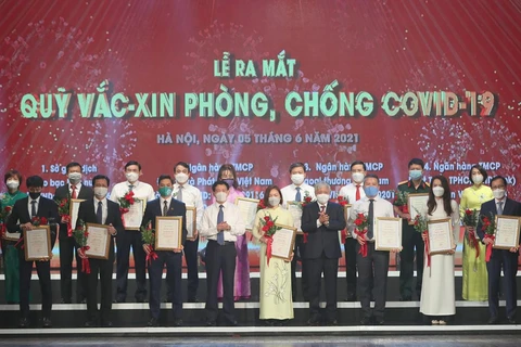 Представители бизнеса на церемонии поддержки Фонда вакцины против COVID-19. (Фото: Vietnam +)