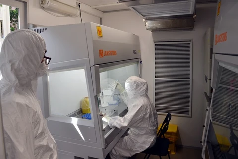 Работники Вьетнамско-российского тропического центра тестируют образцы в мобильной лаборатории в Хошимине.