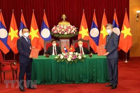 Церемония подписания контрактов на продажу электроэнергии между Vietnam Electricity и Thong-xop-thavi Group для кластера гидроэлектростанций Намнхыонг и кластера гидроэлектростанций Наммо. (Фото: ВИА)