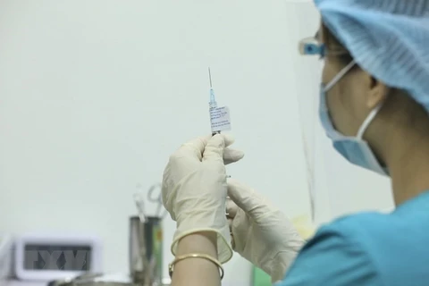 Ханойский медицинский университет начал программу клинических испытаний вакцины ARCT-154 против COVID-19 первой фазы для 100 добровольцев из Ханоя. (Фото: ВИА)