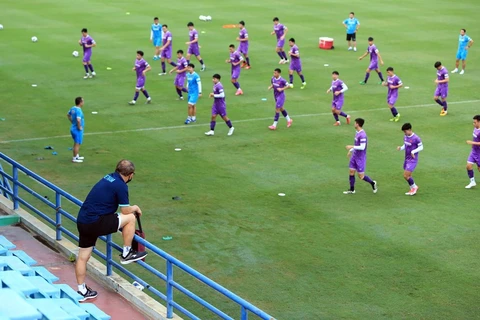Однако на первой тренировке после возвращения корейский тренер так и не вышел на поле. (Фото: VFF)