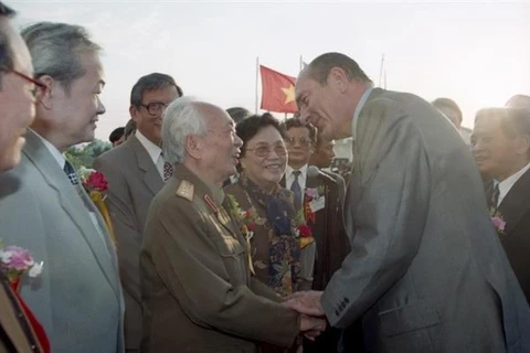 Генерал Во Нгуен Зиап встретился с президентом Франции Жаком Шираком во время дружественного визита последнего во Вьетнам 12-15 ноября 1997 года. (Фото: ВИА)