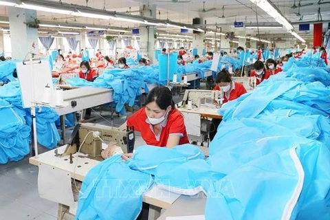 Швейная компания Chien Thang переоборудовала производственную линию для производства медицинской защитной одежды. (Фото: ВИА)