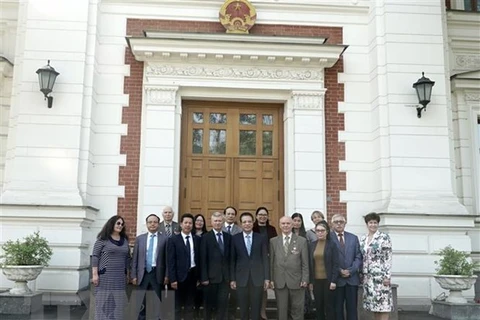 Посол Данг Минь Кхой (в центре на переднем ряду) и гости посольства Вьетнама в Москве. (Фото: ВИА)