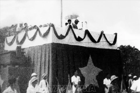 2 сентября 1945 года на площади Бадинь президент Хо Ши Мин зачитал Декларацию Независимости, положившую начало Демократической Республике Вьетнам. (Фото: архив ВИА)