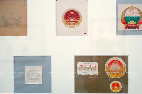 Наброски и детальные наброски государственного герба покойного художника Буй Чанг Тьыока.