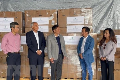Г-н Дэвид Зыонг, американский экспатриант, председатель California Waste Solutions (CWS) представил Вьетнаму 250 кислородных аппаратов ИВЛ. (Фото: опубликовано ВИА)