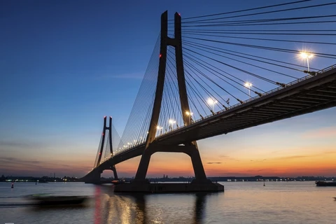 Мост Вамконг на рассвете, когда система освещения на мосту не выключилась. (Фото: vnexpress)