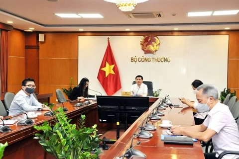 Министр Нгуен Хонг Зиен поговорил по телефону с рядом производственных предприятий в южных провинциях, чтобы понять ситуацию в сфере производства и бизнеса. (Фото: Vietnam+)