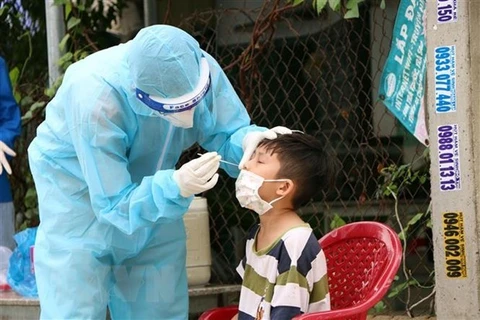 Сбор образцов для тестирования на COVID-19 у детей в зонах повышенного риска. (Фото: Конг Ту / ВИА)