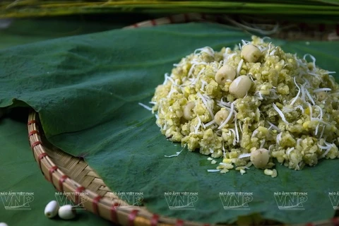 Вареный рис на паре из кома с кокосовыми стружками – типичное блюдо Ханоя в осеннюю пору. (Фото: ИЖВ)