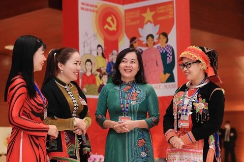 Женщины-делегаты 13-го съезда партии встретились в кулуарах съезда. (Фото: ВИА)