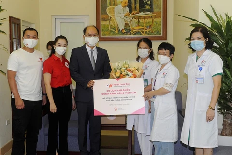 Г-н Пак Чон Сон, главный представитель Корейской национальной администрации туризма во Вьетнаме, вручил подарки в поддержку медицинской бригады больницы Донгда в Ханое. (Фото: Vietnam+)