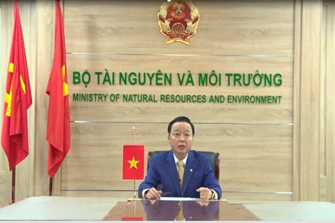 На форуме выступает министр природных ресурсов и окружающей среды Чан Хонг Ха. (Фото: CTV / Vietnam+)