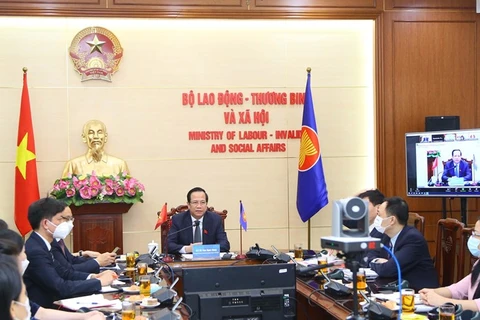Министр труда, инвалидов и социальных дел Дао Нгок Зунг присоединился к 4-й встрече министров женщин стран АСЕАН по вьетнамскому телемосту. (Фото: PV / Vietnam+)