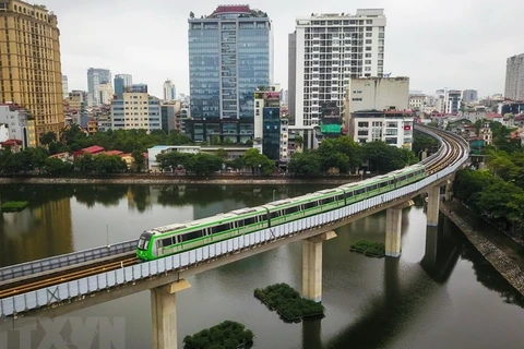 Поезд железнодорожной линии Катлинь-Хадонг проходит через озеро Хоангкау в районе Донгда. (Фото: ВИА)
