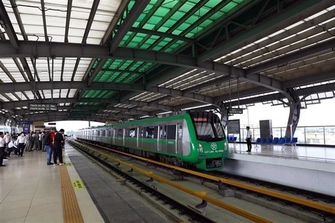 Поезд Катлинь - Хадонг в первый день коммерческой эксплуатации. В каждом поезде 4 вагона, вмещающих более 960 человек, расчетная скорость 80 км / ч и средняя коммерческая скорость 35 км / ч. (Фото: ВИА) 