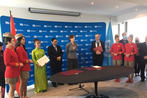 Премьер-министр Фам Минь Тьинь присутствовал на церемонии подписания Соглашения о сотрудничестве между ЮНЕСКО и Группой SOVICO в продвижении сети творческих городов и развитии устойчивого туризма во Вьетнаме. (Фото: ЮНЕСКО)