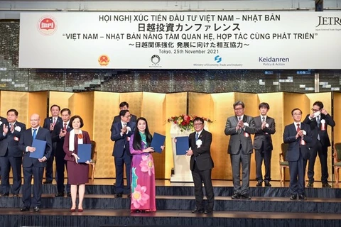 Меморандум о взаимопонимании был подписан сторонами на вьетнамско-японской конференции по продвижению инвестиций в присутствии премьер-министра Фам Минь Тьиня. (Фото: Vietnam+)