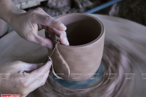 Только опытные мастера могут создать красивые и привлекательные керамические изделия в гончарной деревне Тан Фыок Кхань. (Фото: ИЖВ)