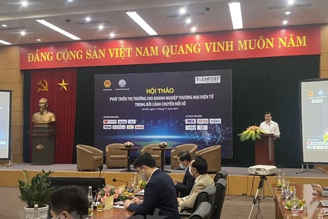 Заместитель министра промышленности и торговли Нгуен Шинь Нят Тан выступает на конференции. (Фото: ВИА)