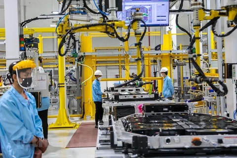 По данным VinFast, производство аккумуляторов выполняется на 80% автоматически. (Фото: Vietnam+)