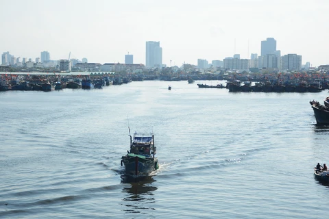 Лодки отправляются друг за другом в море в рыбацком порту Тхокуанг. (Фото: ВИА)