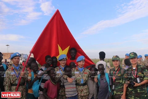 Вьетнамские миротворцы всегда дружелюбны к жителям Южного Судана. (Фото: Департамента по поддержанию мира Вьетнама)