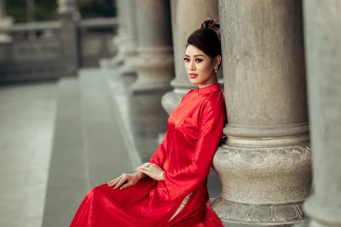 Мисс Кхань Ван блестяще красива в длинном аозай. (Фото: Vietnam +)