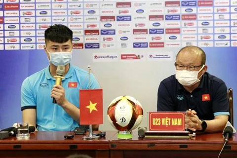 Тренер Пак Ханг Сео и игрок сборной Вьетнама до 23 лет по футболу ответили на вопросы журналистов на пресс-конференции. (Фото: ВИА)