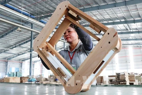 Производство мебели на экспорт на рынок США в компании Чиеуфулок (провинция Биньзыонг). (Фото: ВИА)