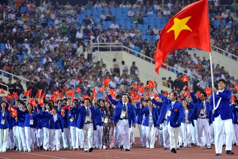 Вьетнамская спортивная делегация приняла участие в параде во время церемонии открытия SEA Games 22 вечером 5 декабря 2003 г. на Национальном стадионе Мидинь (Ханой). (Фото: ВИА)