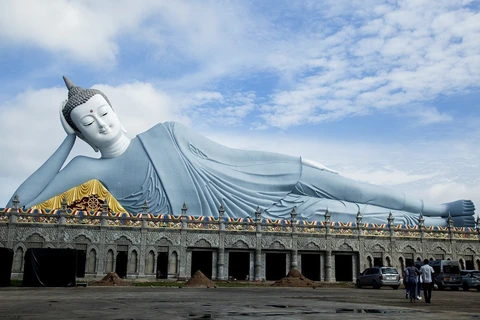 Самая большая во Вьетнаме статуя входящего в нирвану Будды высотой 22,5 м и длиной 63 м в пагоде Шомронг. (Фото: ВИА)
