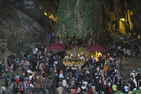 В этом году хотя количество посетителей несколько меньше, чем в годы до эпидемии, людей собирается помолиться в пещере все же довольно много. (Фото: Минь Ань/ Vietnam +)