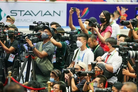 Местные и международные репортеры, освещающие 31-е Игры Юго-Восточной Азии — 2021 (SEA Games 31). (Фото: ВИА)