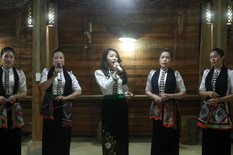 С помощью пения тхайские женщины в деревне Ват, уезд Мокчау, провинция Шонла вносят свой вклад в сохранение и популяризацию национальной культуры. (Фото: Vietnam+)
