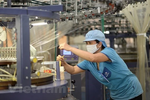 Текстильные предприятия способствуют внедрению технологий, повышению производительности труда. (Фото: Vietnam+)