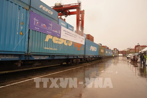 Грузовой поезд отправился из порта Владивосток. (Фото: Зюи Чинь, корреспондент ВИА в России)