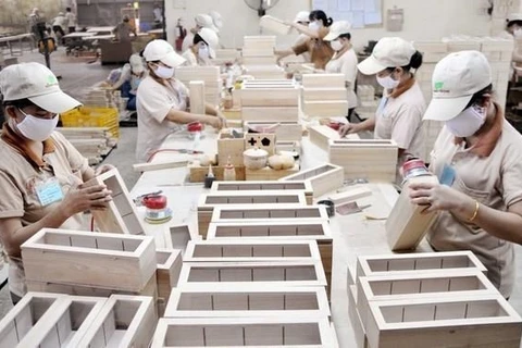 Линия по производству экспортной мебели. (Фото: ВИА)