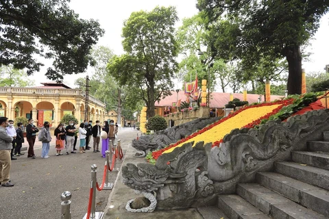 Пара каменных драконов, обрамляющих ступени на переднем дворе, ведущие в дворец Киньтхьен. ( Фото: ВИА)