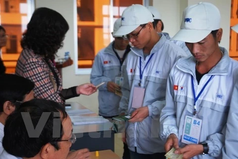 Вьетнамские граждане осуществляют процедуру для работы в РК. (Фото: Vietnam+)