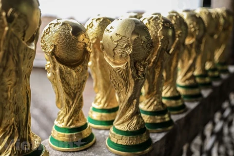Ремесленники в Батчанге рассчитывают, что их золотые кубки станут духовным подарком, сопровождающим болельщиков во время чемпионата мира в этом году. (Фото: Vietnam+)