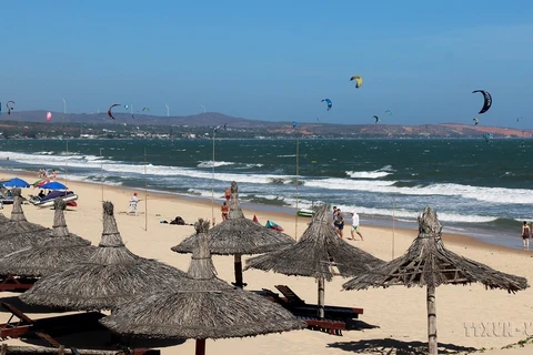 Пляж Муйне всегда привлекает большое количество туристов для отдыха и занятий спортом на море. (Фото: ВИА)